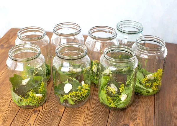 Frascos com especiarias, alho e picles para preservar pepinos. Frascos com temperos em um fundo de madeira, preservação para o inverno — Fotografia de Stock