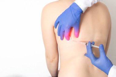 Doktor interkostal nevralji ihtimaline karşı interkostal alana ilaç blokajı yapıyor. Kaburga ve yan ağrıları, metin için boşluk kopyalama, glukokortikosteroid