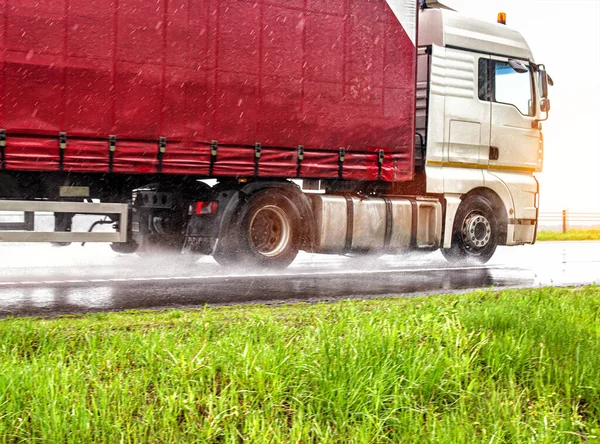 Tren Carretera Transporta Mercancías Mal Tiempo Lluvioso Agua Carretera Desde —  Fotos de Stock