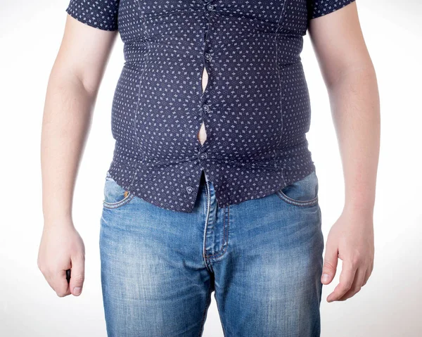 白い背景に黒いタイトなシャツの男 太りすぎ 不健康な食事と減量の概念 クローズアップ — ストック写真