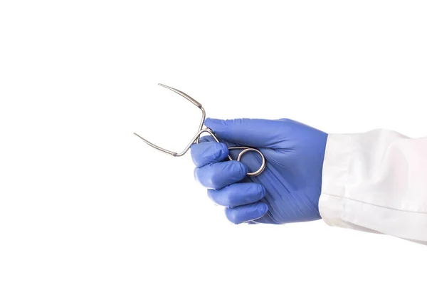 Médico Tem Instrumento Médico Mão Para Realizar Operações Cirúrgicas Isolar — Fotografia de Stock