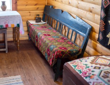 Rusya 'da eski bir kır evinde oda, masa örtüleri örülmüş. Ahşap kulübe.