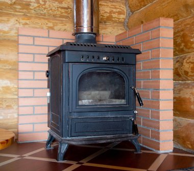 Termal iletkenliği artan bir kır evini ısıtmak için demir şömine fırını.