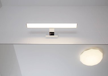 Banyodaki aynanın üstündeki LED lamba gibi. Modern ışıklandırma