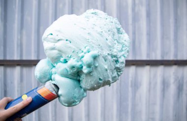 Kusurlu köpük silindiri. Süresi dolmuş tarih, kusur, gerginlik