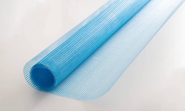 Beyaz arkaplanda güçlendirme için mavi takviye yapı ağı, izole.