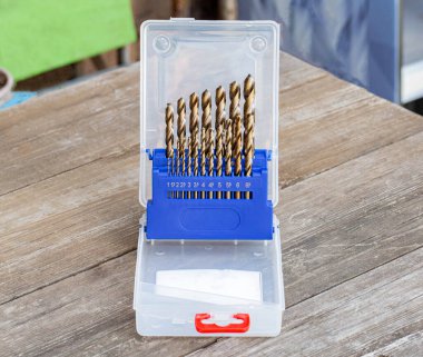 Bir delik açmak için metaller için yeni matkaplar. Metal aletler, endüstri