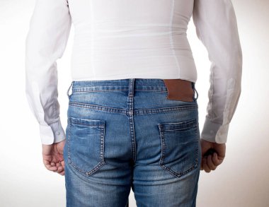 Küçük, dar beyaz gömlekli şişman bir adam. Rahatsız giysi konsepti, obezite. Zayıflatıcı, ofis çalışanı.