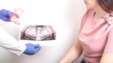 Doktor diş hekiminde panoramik x-ray resmi ve diş ağrısı, diş ağrısı ve diş iltihabı konsepti var.