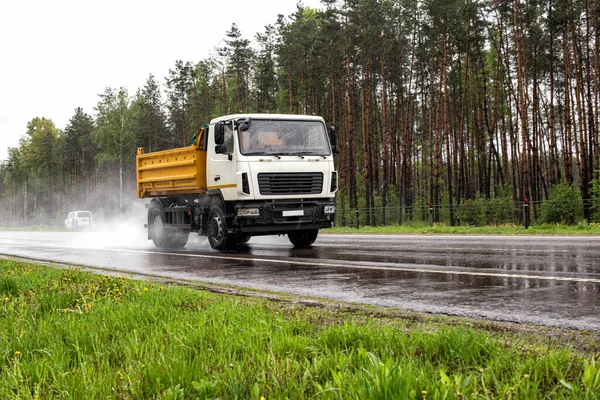비오는 날씨에는 수송용 현대식 덤프트럭 달리고 악천후에서 원문을 — 스톡 사진