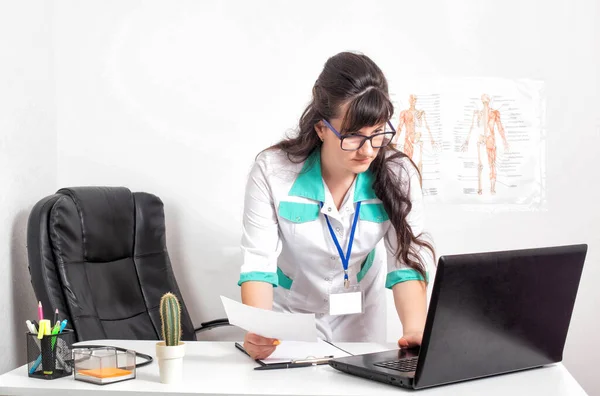 Bela Menina Médico Entra Nos Resultados Das Análises Cartão Eletrônico — Fotografia de Stock