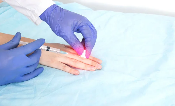 Médico Faz Uma Injeção Articulação Dedo Mão Para Artrose Inchaço — Fotografia de Stock