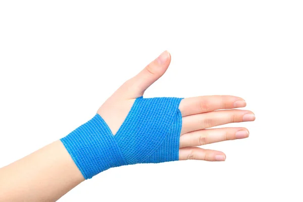 Ligadura elástica azul na articulação do pulso da mão sobre um fundo branco, isolar. Conceito de fixação do punho em caso de deslocamento e contusão, compressão — Fotografia de Stock