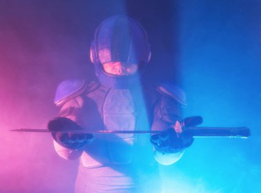 Robot polis kısa samuray kılıcını çıkarıp sallıyor, dumanla, dumanla karanlıkta duruyor. Halfman kameraya bakıyor. Gelecekçi bilim kurgu sahnesi. Kırmızı mavi ışık yanıp sönüyor. Hukuk ve Düzen kavramı. Yarının dünyası. Robocop gibi, Yargıç Dredd, beşinci. 