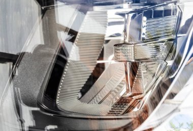 Ekonomik ve modern araba farları LED uyarlamalı ışık. Yakın plan.