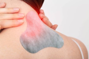 Boyun ve omurgadaki ağrıyı azaltmak için tıbbi alçı. Ağrı kesici etkisi olan iltihap önleyici, kızın boynundaki kas spazmı, omurgalar arası fıtık.