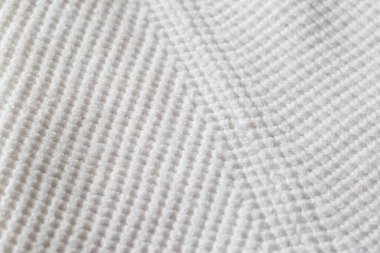 Beyaz ipliklerden örülmüş, rahat bir süveter. Macro, moda.