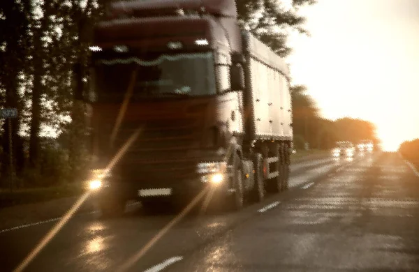 Tractor Semirremolque Con Faros Malas Condiciones Climáticas Conduce Por Una —  Fotos de Stock