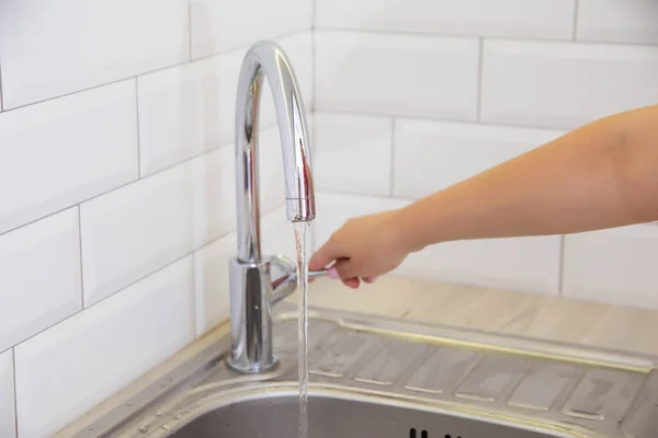 Die Hand Des Mädchens Öffnet Den Wasserhahn Der Küche Das — Stockfoto