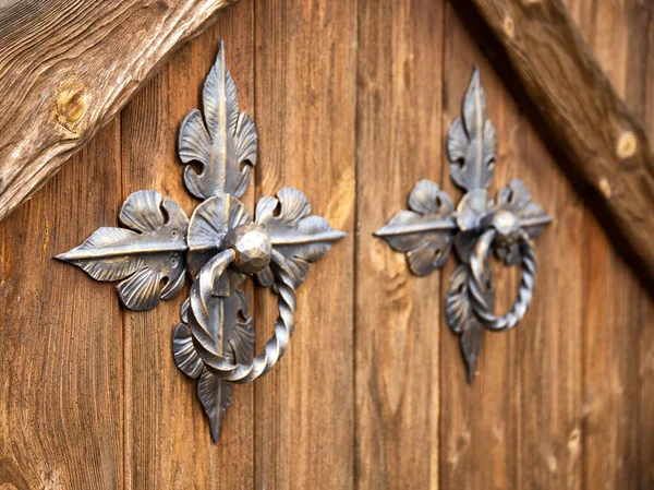 Las Manijas Puerta Una Puerta Madera Forma Anillos Bronce Forjado —  Fotos de Stock