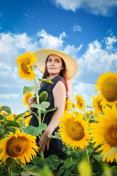 De vrouw in de zonnebloemen — Stockfoto