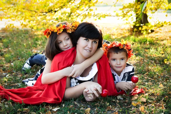 Famille en promenade d'automne — Photo