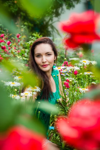 Portret van een mooie vrouw in een tuin — Stockfoto