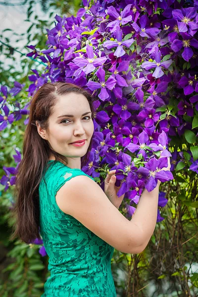 Portret van een mooie vrouw in een tuin — Stockfoto