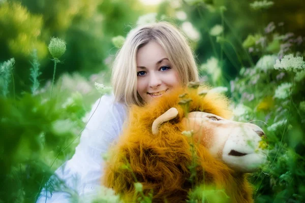Portret van een mooie blonde — Stockfoto