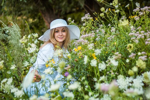 Portret van een mooie blonde — Stockfoto