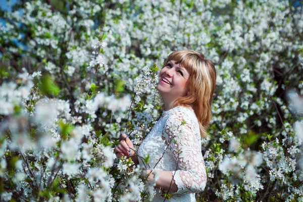 Ontspan in de tuin tussen de bomen bloei cherry — Stockfoto