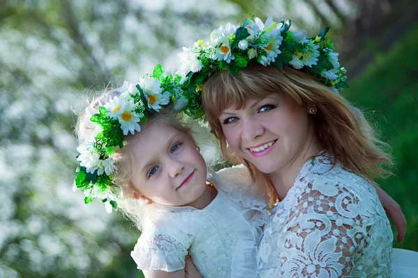 Mom and daughter in the spring outing — Stock Photo, Image