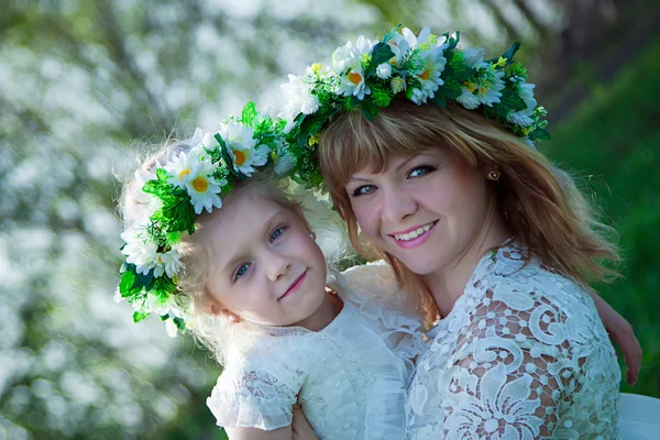 Maminka a dcera v jarní výlet — Stock fotografie