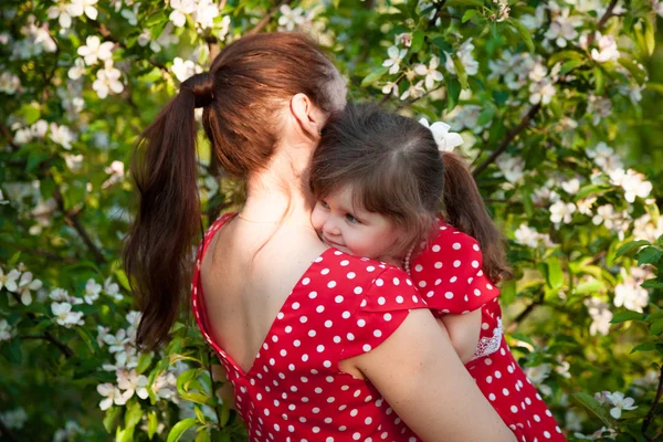 Mom and little daughter with a walk — Stock Photo, Image