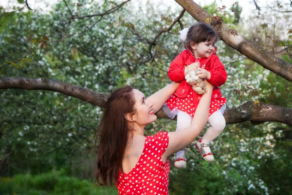 Maman et petite fille avec une promenade — Photo