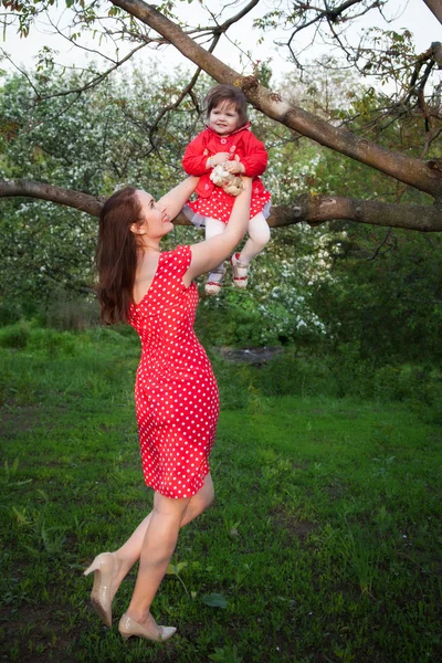 Maman et petite fille avec une promenade — Photo