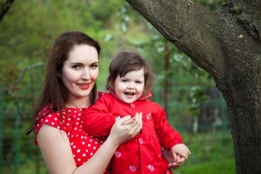 Anne ve küçük kızı ile bir yürüyüş