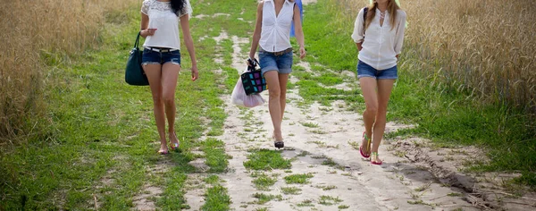 Freundinnen Mädchen Fuß Auf Einem Feldweg — Stockfoto