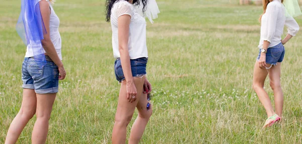 Les Filles Short Denim Sur Terrain — Photo