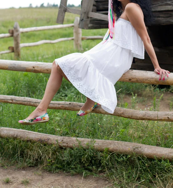Девушка Сидит Деревянном Заборе — стоковое фото