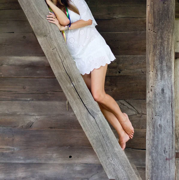 Kız Ahıra Giden Ahşap Merdivenleri Tırmanır — Stok fotoğraf