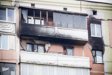 Yangından sonra çok katlı bir bina