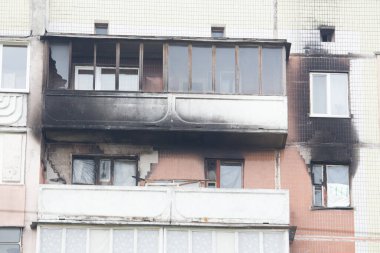 Yangından sonra çok katlı bir bina