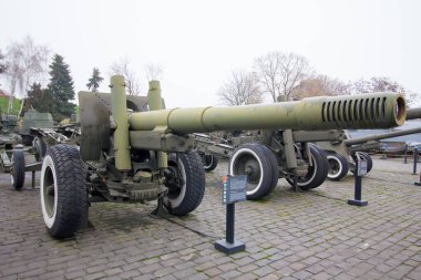 06.01.2021 Ukrayna. Kiev. İkinci Dünya Savaşı 'nda Ukrayna Tarihi Müzesi. Howitzer topu, topçu silahı..