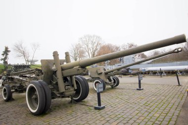 06.01.2021 Ukrayna. Kiev. İkinci Dünya Savaşı 'nda Ukrayna Tarihi Müzesi. Howitzer topu, topçu silahı..