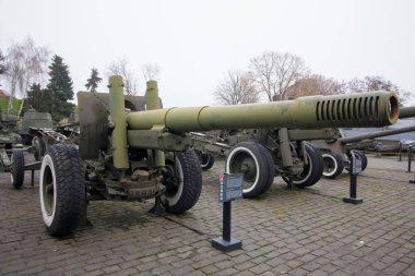 06.01.2021 Ukrayna. Kiev. İkinci Dünya Savaşı 'nda Ukrayna Tarihi Müzesi. Howitzer topu, topçu silahı..