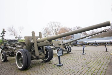 06.01.2021 Ukrayna. Kiev. İkinci Dünya Savaşı 'nda Ukrayna Tarihi Müzesi. Howitzer topu, topçu silahı..