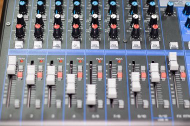 Çoklu kamera canlı yapımı için video karıştırıcı