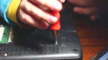 Çocuk bilgisayarı söker, kapatır