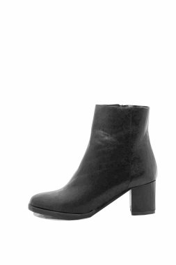 Siyahlı kadın ayakkabısı. Bir fotoğraftan çiziyor.